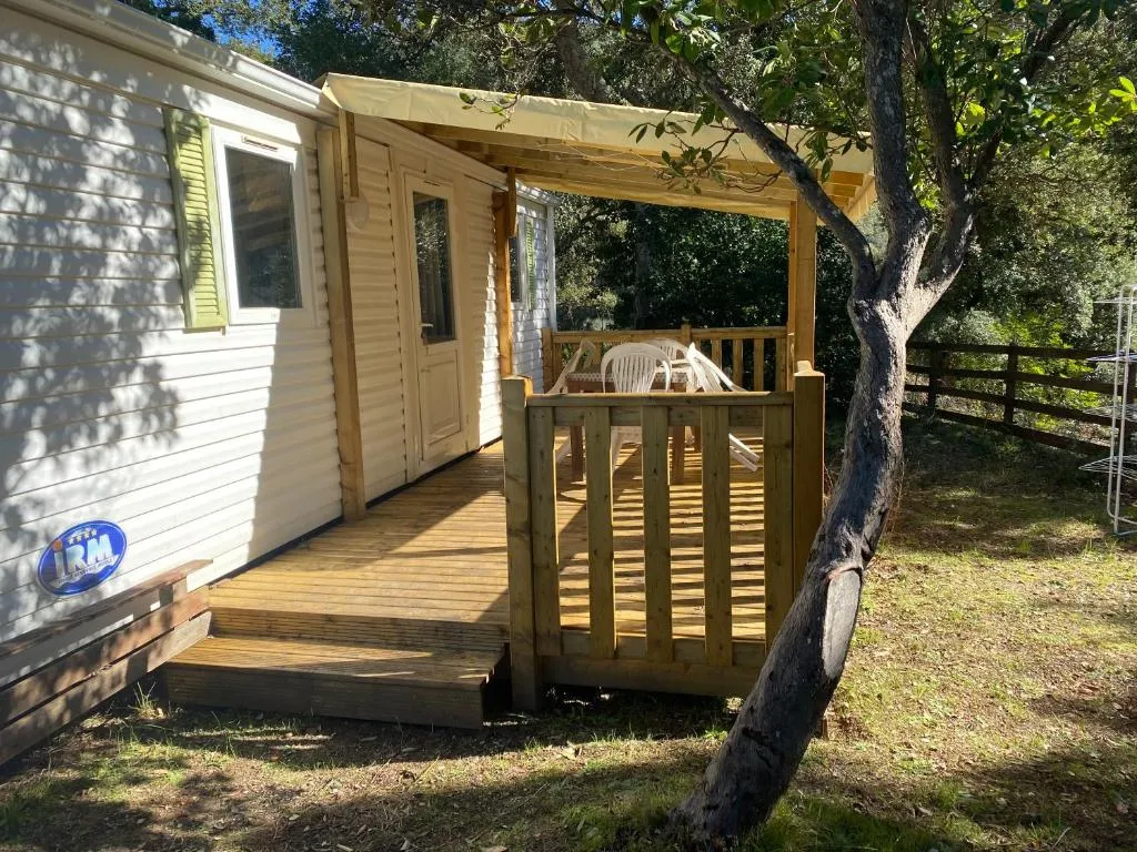 Mobilheim mit Holzterrasse und Markise auf Ernella Camping, Korsika