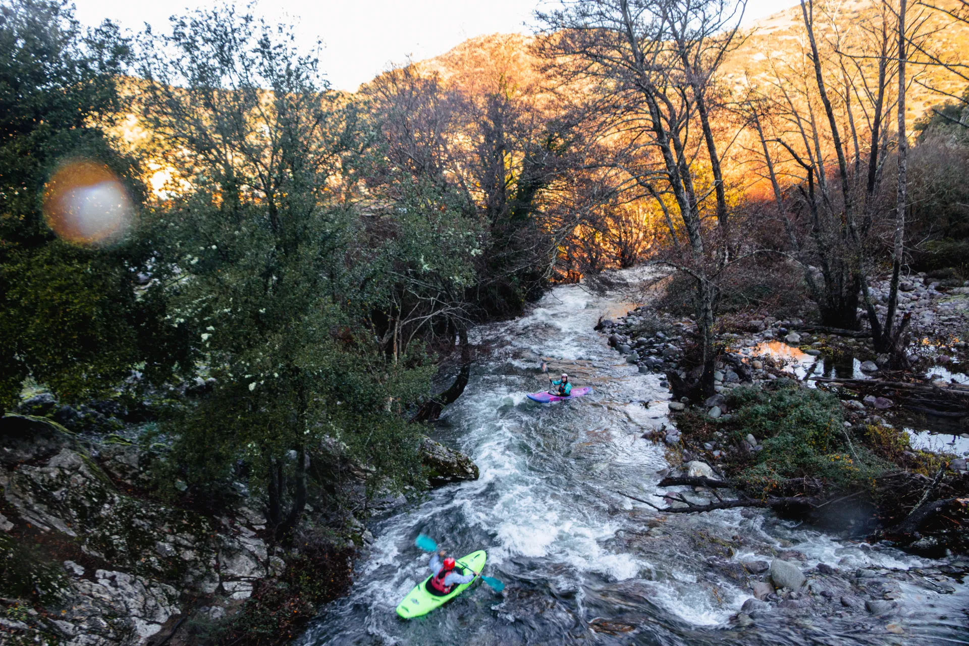 Der Tavignano fließt durch herbstliche Bäume bei Sonnenuntergang nahe Ernella Camping, Korsika